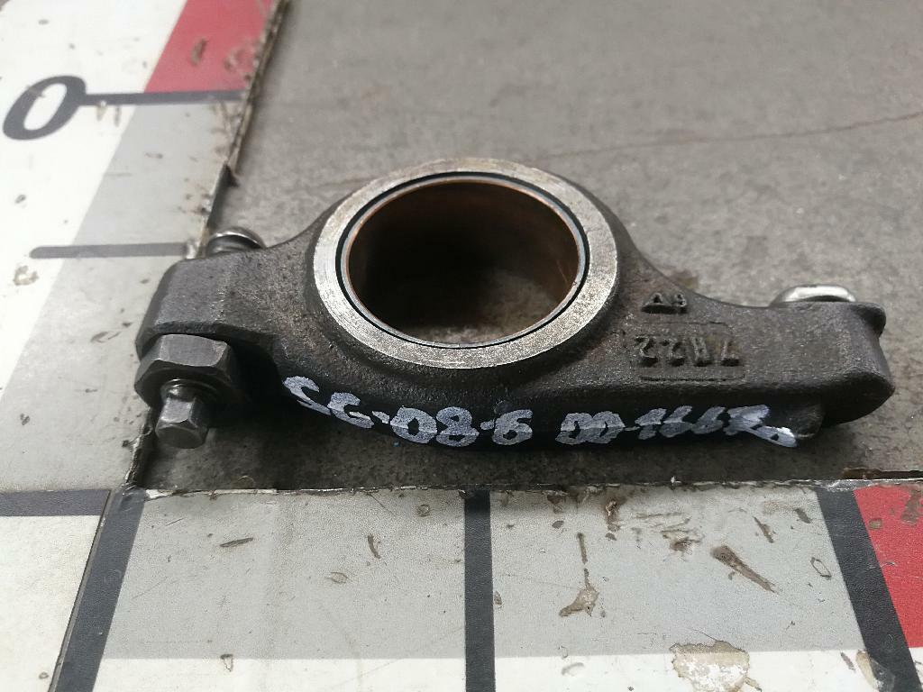 Коромысло впускного клапана DC1215 б/у