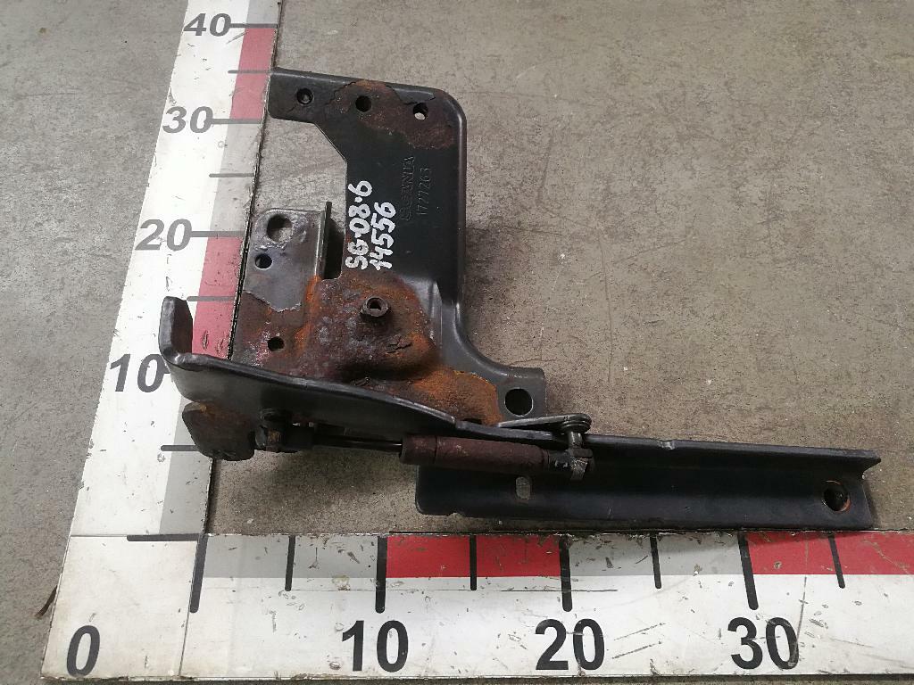 Петля нижней решетки радиатора левая б/у