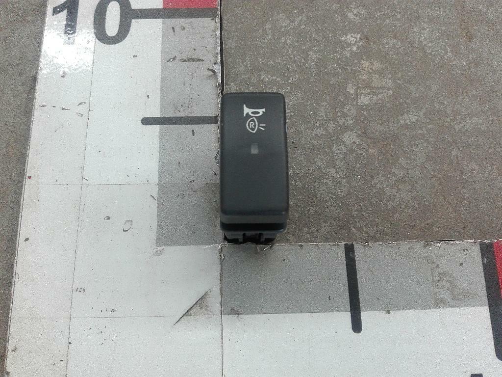 Клавиша сигнала заднего хода б/у