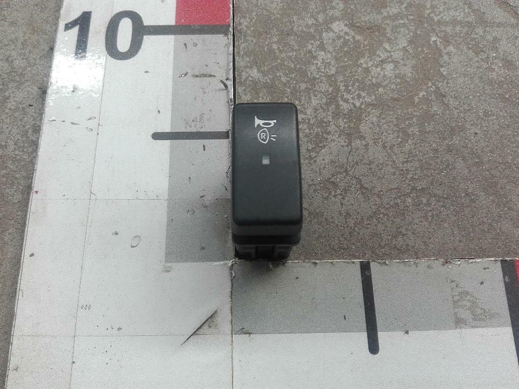 Клавиша сигнала заднего хода б/у