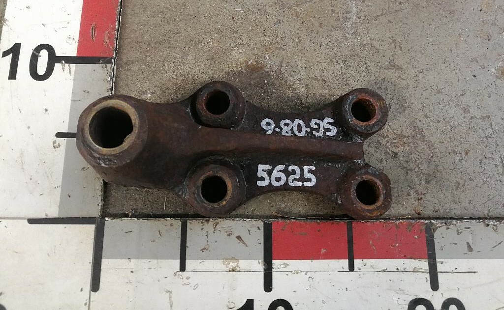 Кронштейн заднего амортизатора верхний б/у