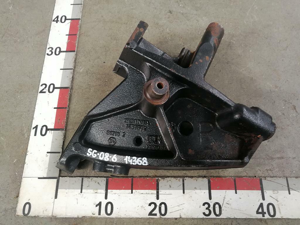 Кронштейн усилителя бампера правый б/у