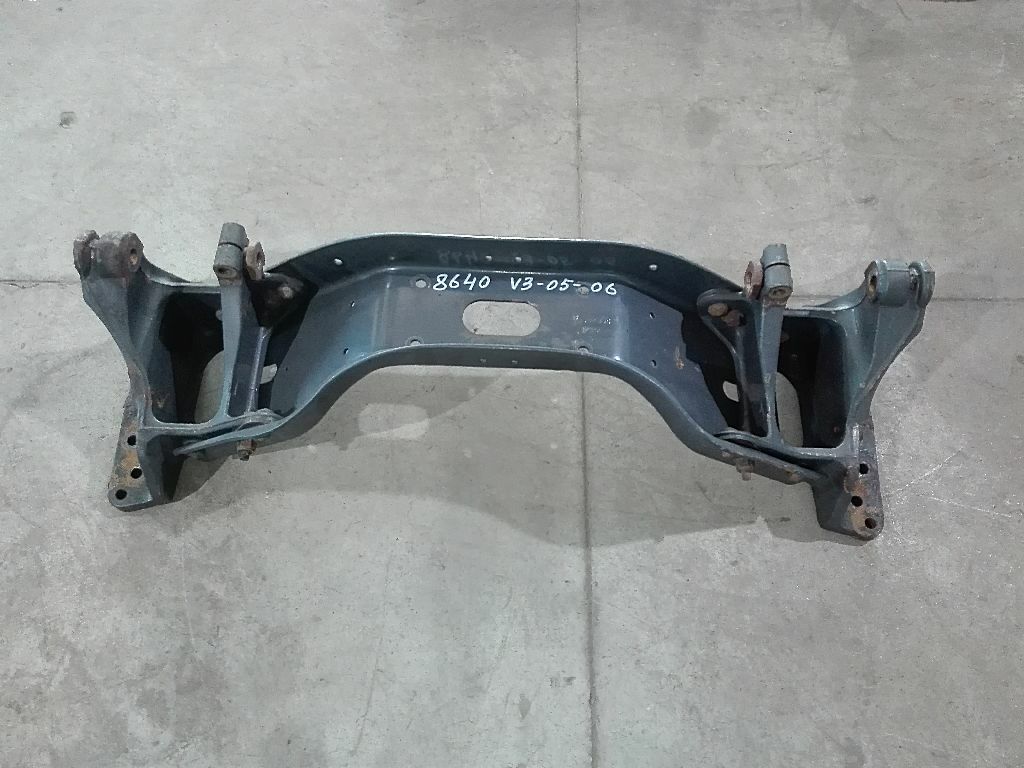 Траверса рамы передняя б/у