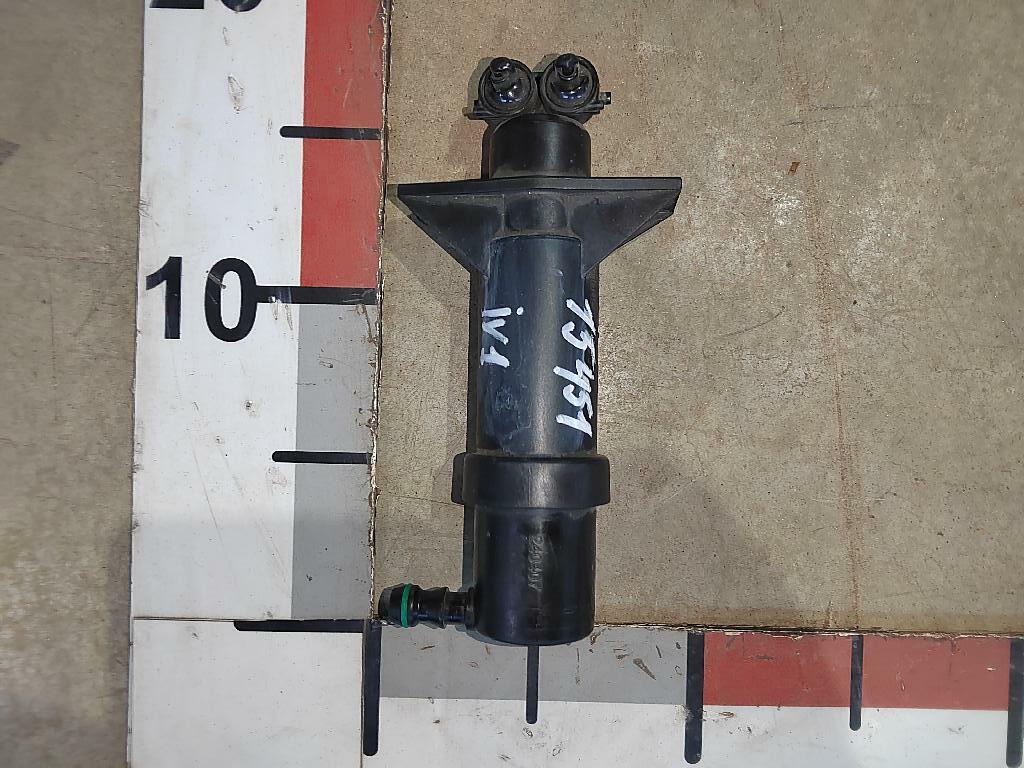 Форсунка омывателя фар правая б/у