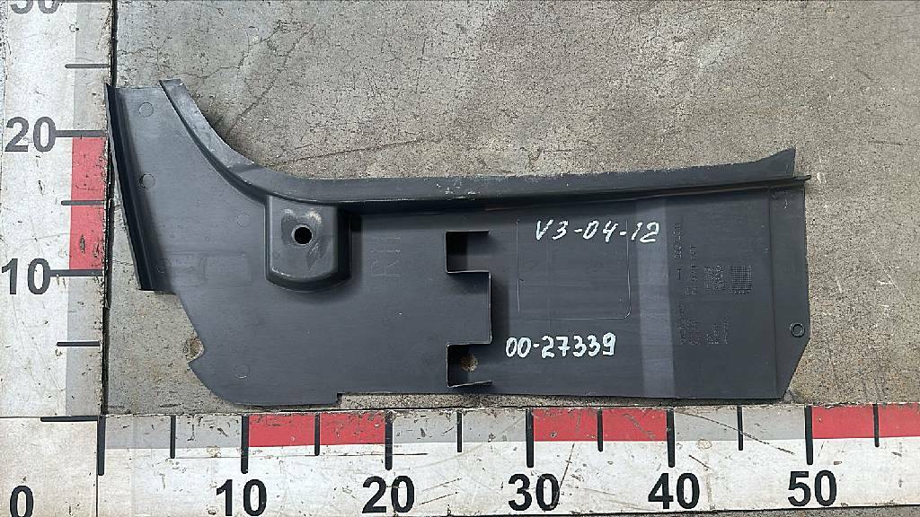 Накладка правой стойки кабины нижняя б/у