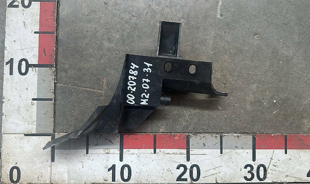 Крепление накладки левой стойки лобового стекла б/у