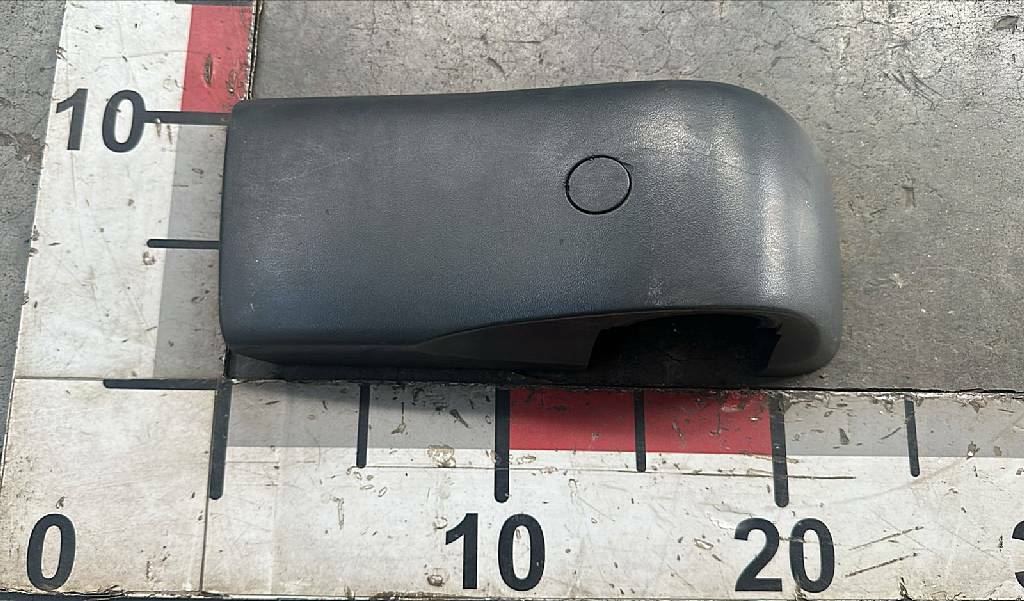 Крышка нижнего кронштейна правого зеркала б/у