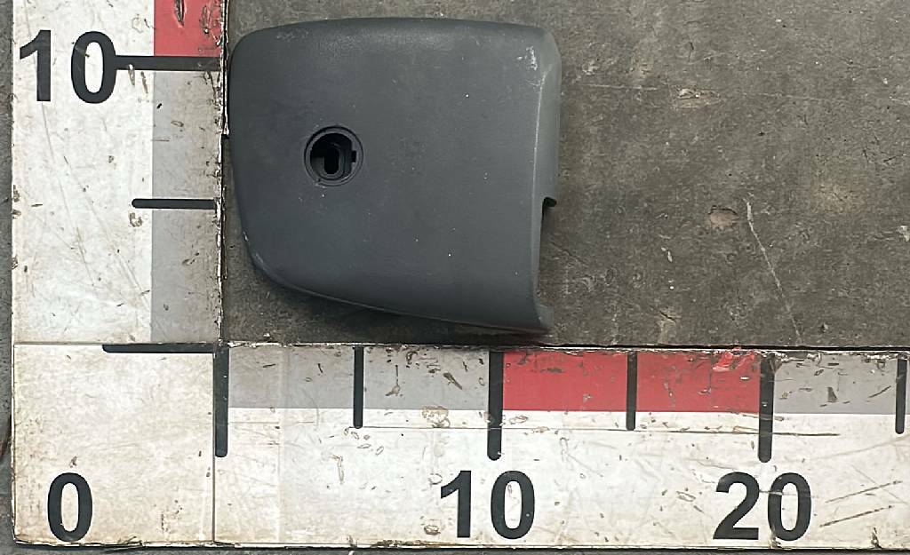 Накладка петли правой двери б/у