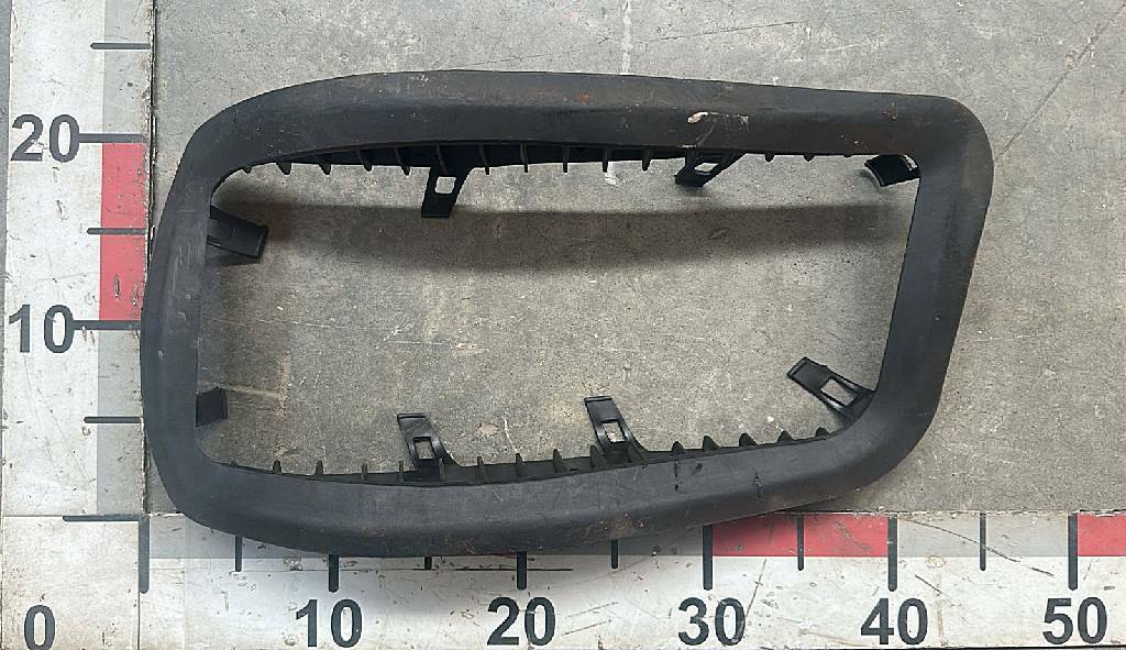 Уплотнитель левой фары б/у