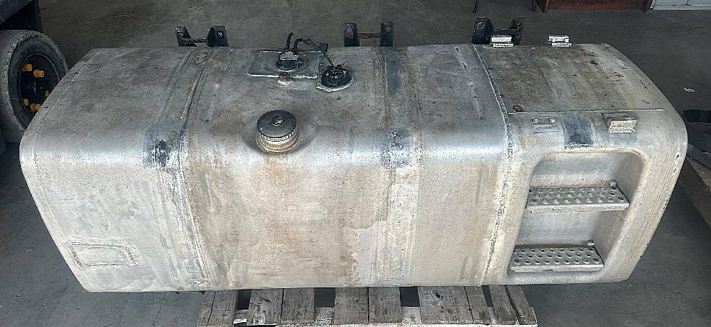 Бак топливный 760 л. б/у