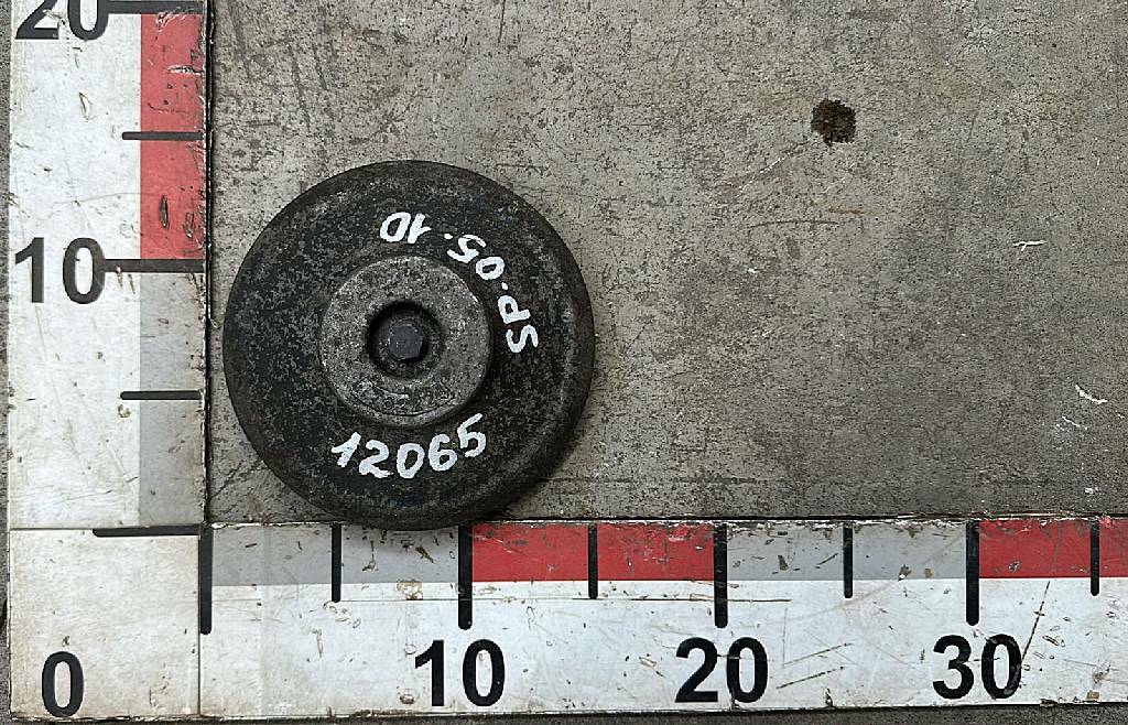 Крышка передней ступицы б/у