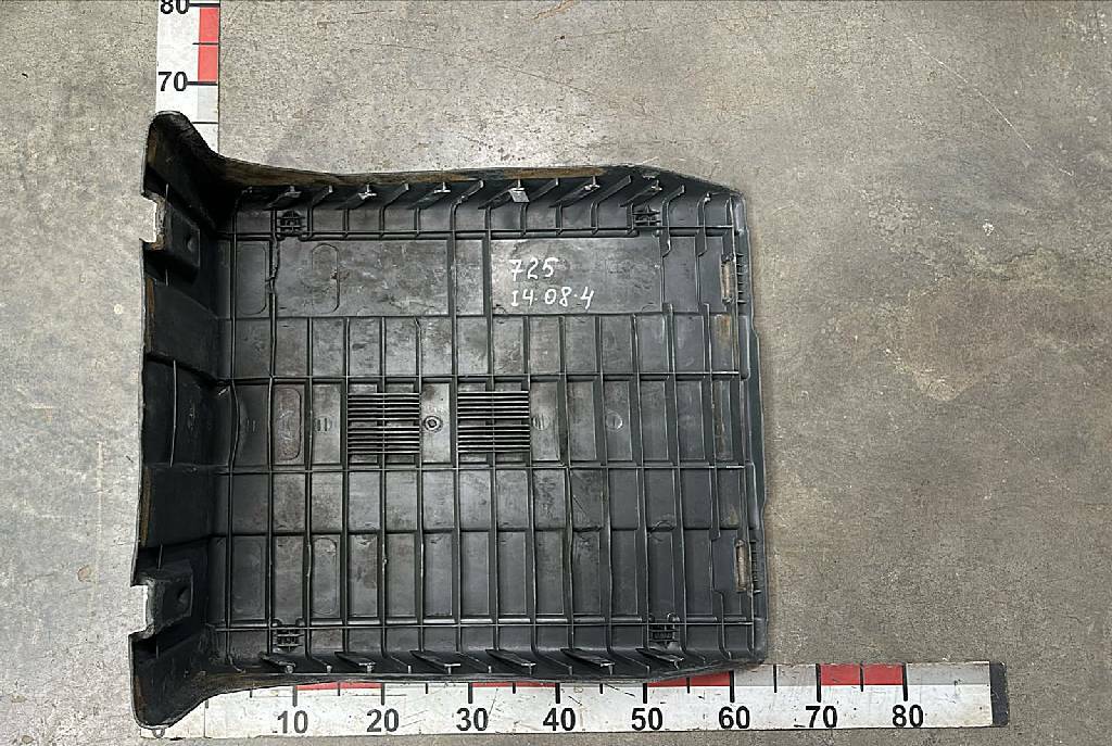 Крышка аккумуляторного ящика б/у