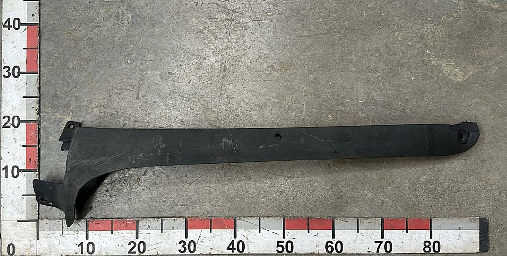 Накладка правой стойки лобового стекла б/у