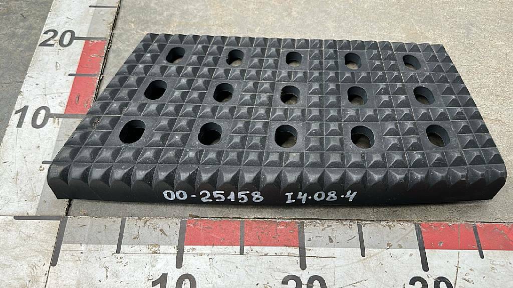 Ступенька правого корпуса ступеней верхняя б/у