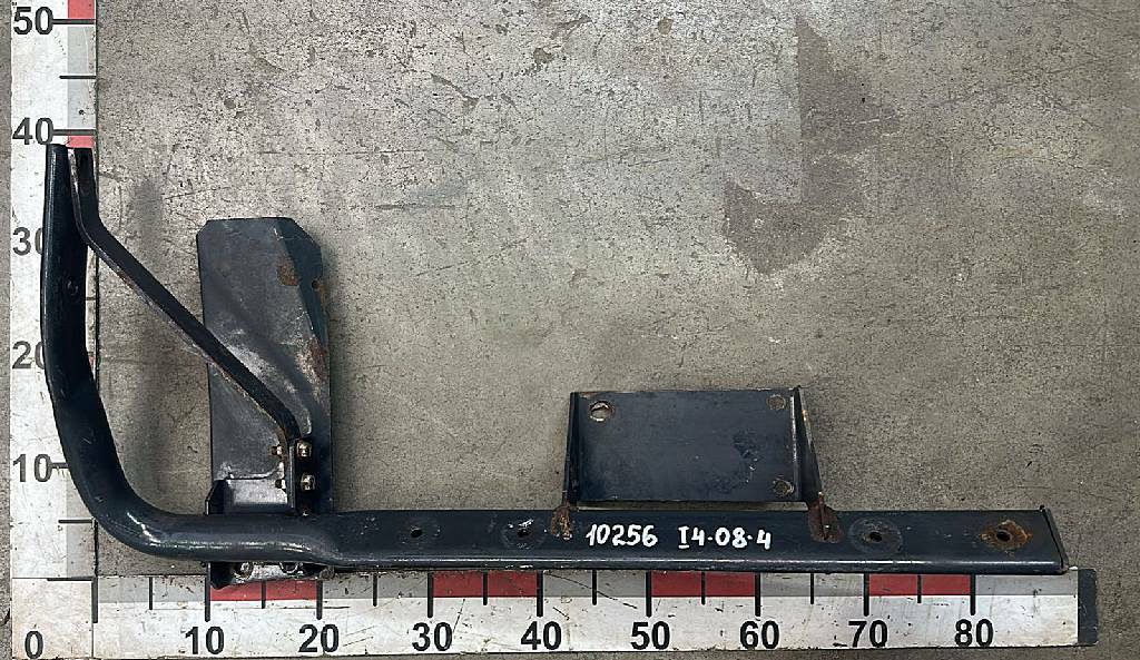 Кронштейн переднего крыла верхний правый б/у