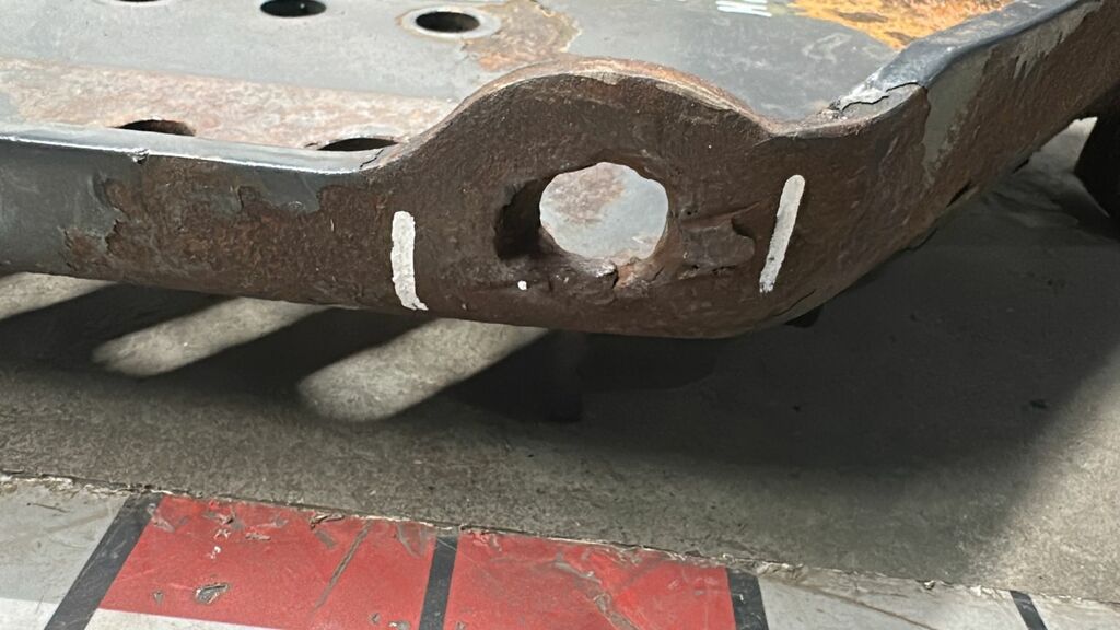 Кронштейн усилителя бампера левый б/у