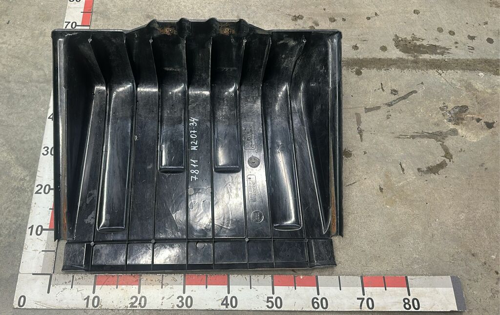 Крышка аккумуляторного ящика б/у