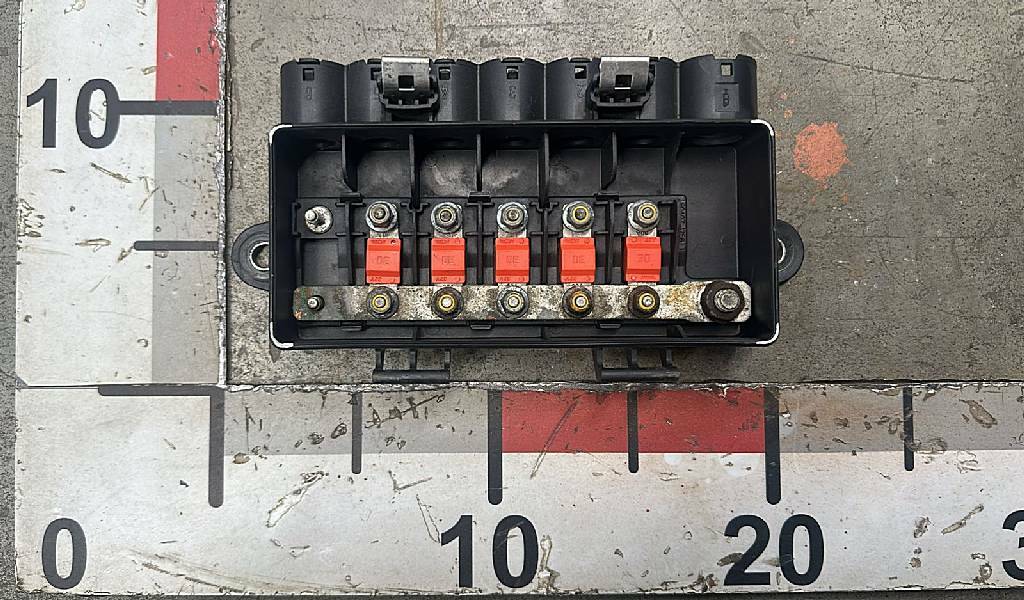 Блок предохранителей б/у