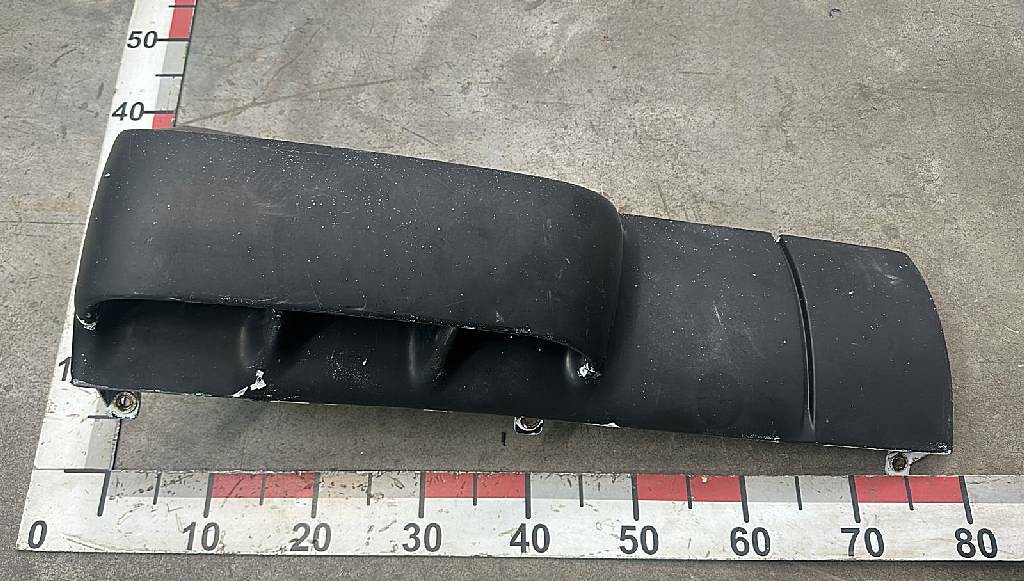 Дефлектор левого угла кабины б/у