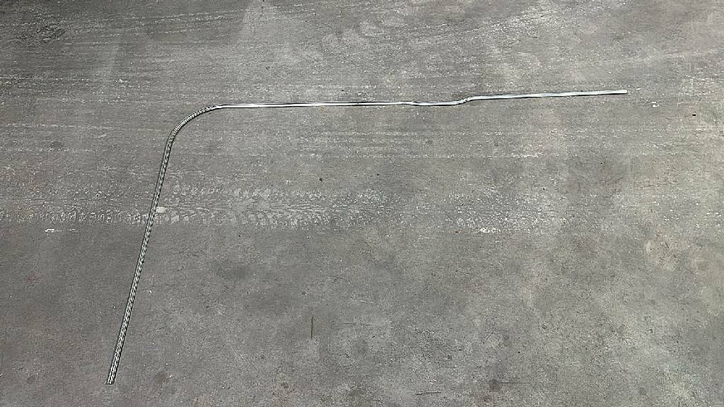 Карниз правой шторы лобового стекла б/у