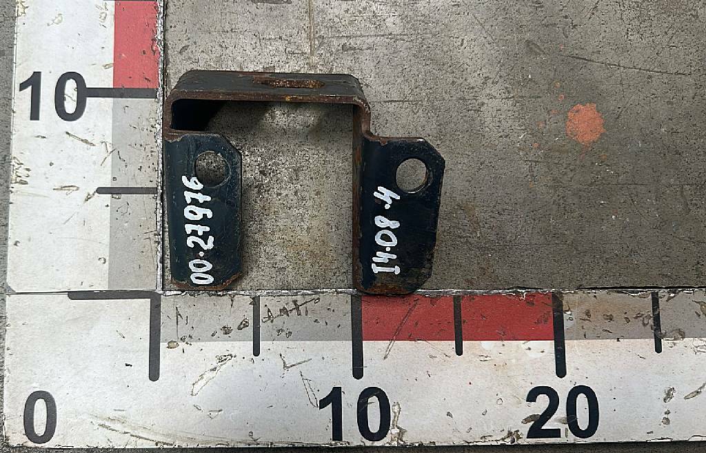 Кронштейн отбойника передней рессоры левый б/у