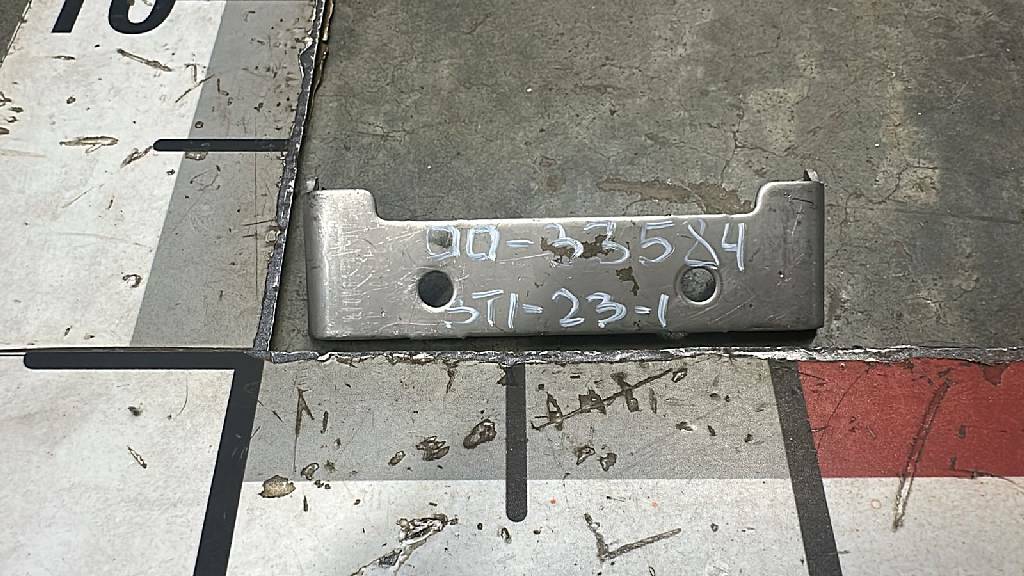 Крепление замка капота б/у