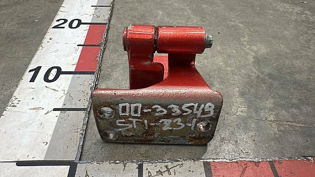 Петля левой двери б/у