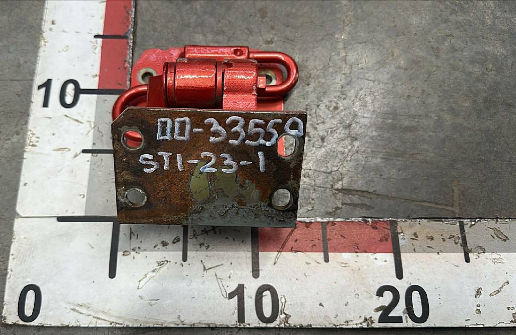 Петля правой двери б/у