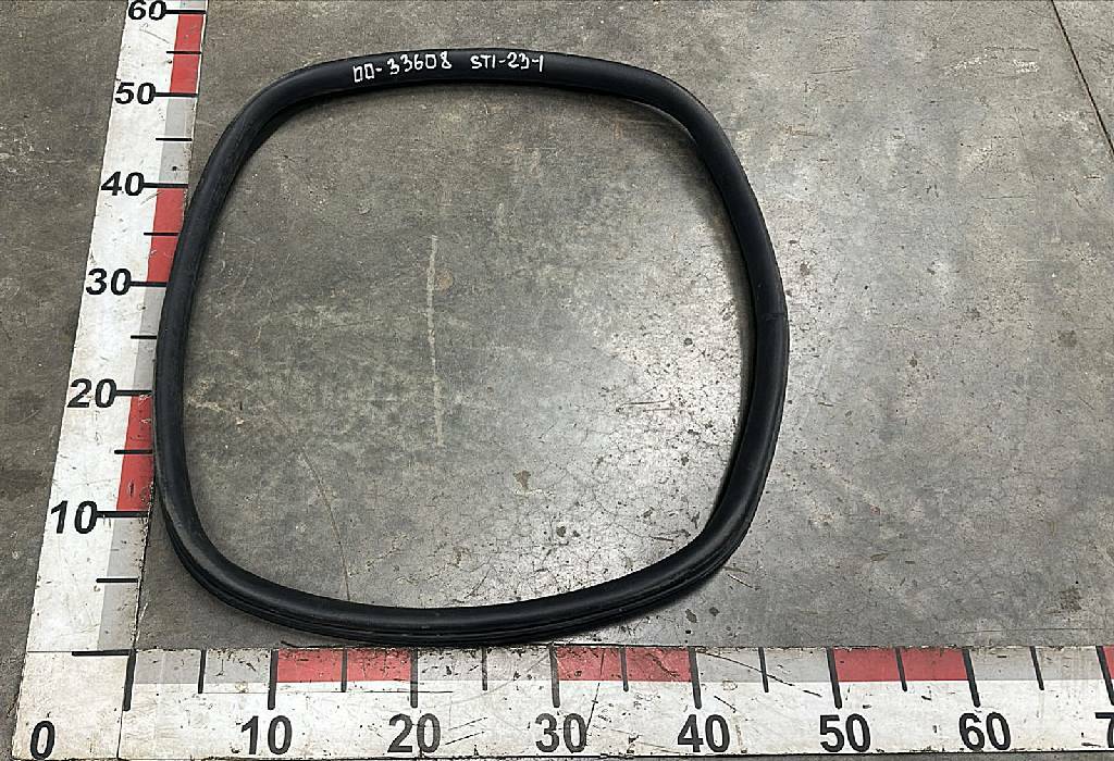 Уплотнитель инструментального ящика б/у