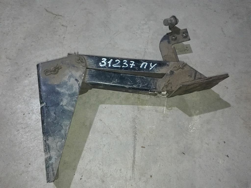 Кронштейн заднего спойлера кабины нижний левый, б/у