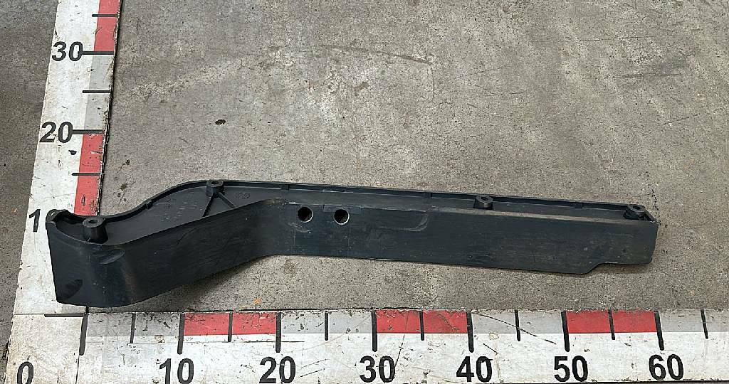 Заглушка бампера левая б/у