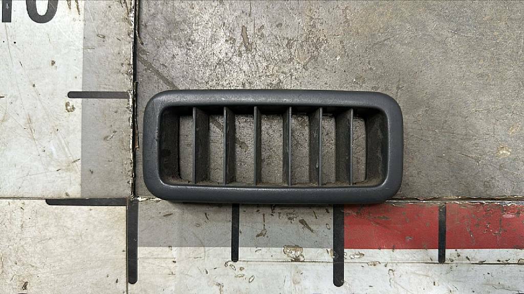 Дефлектор лобового стекла б/у