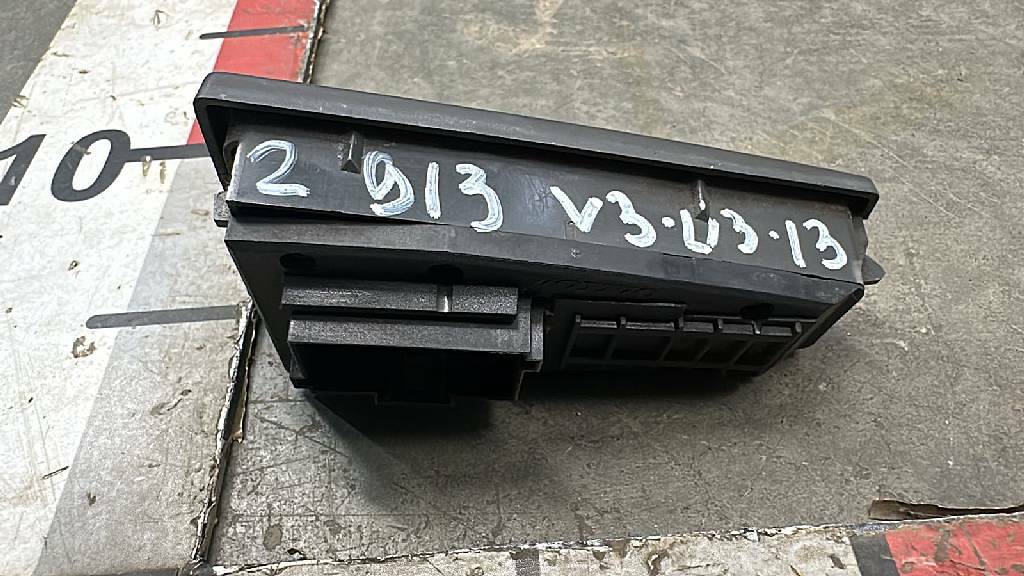 Клавиша правого стеклоподъемника б/у