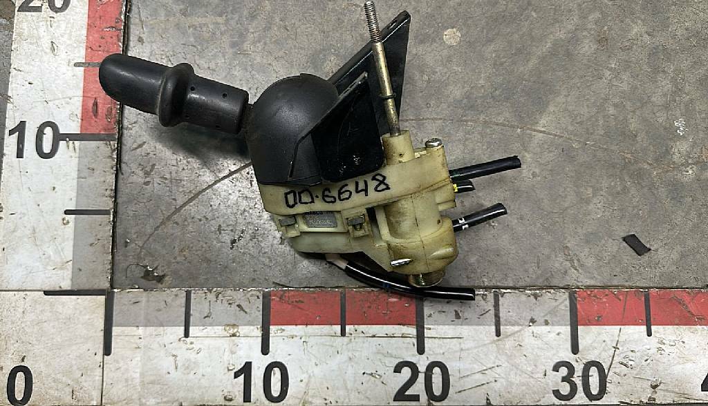 Кран стояночного тормоза б/у