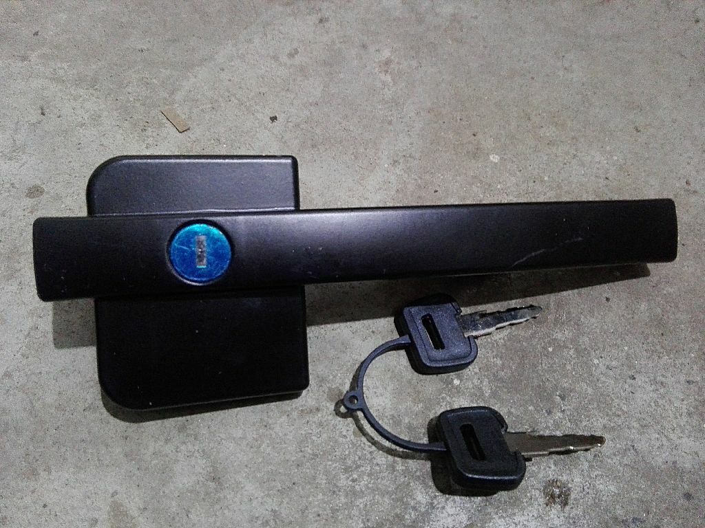 Ручка левой двери наружная