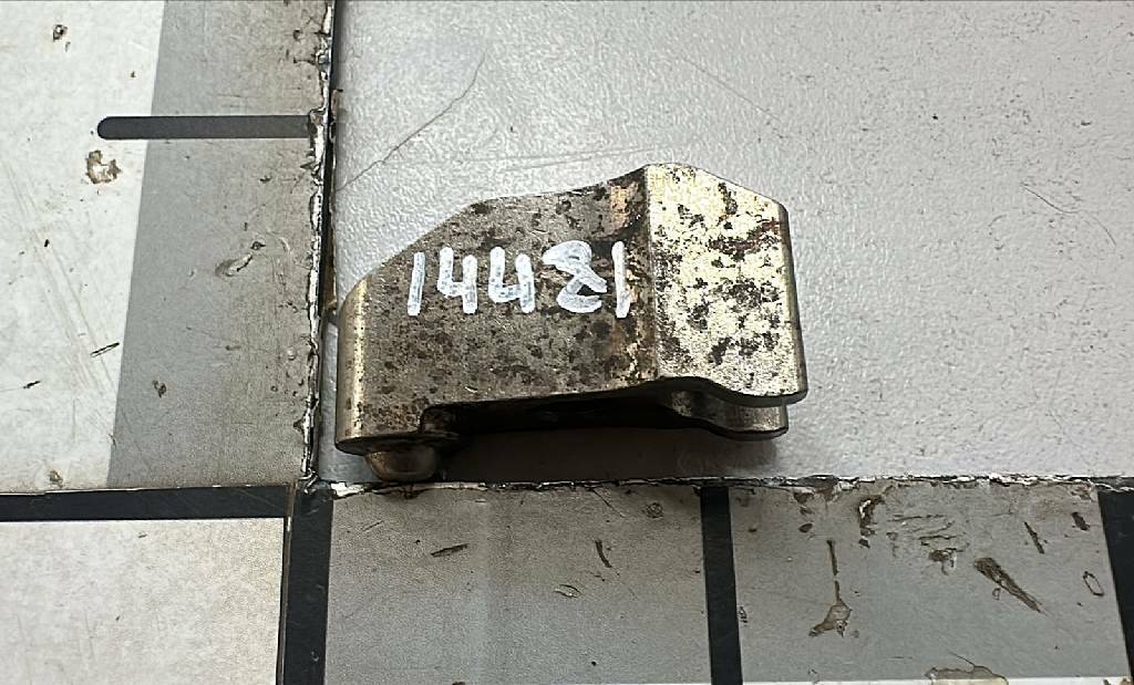 Крепление топливной форсунки D2866 б/у