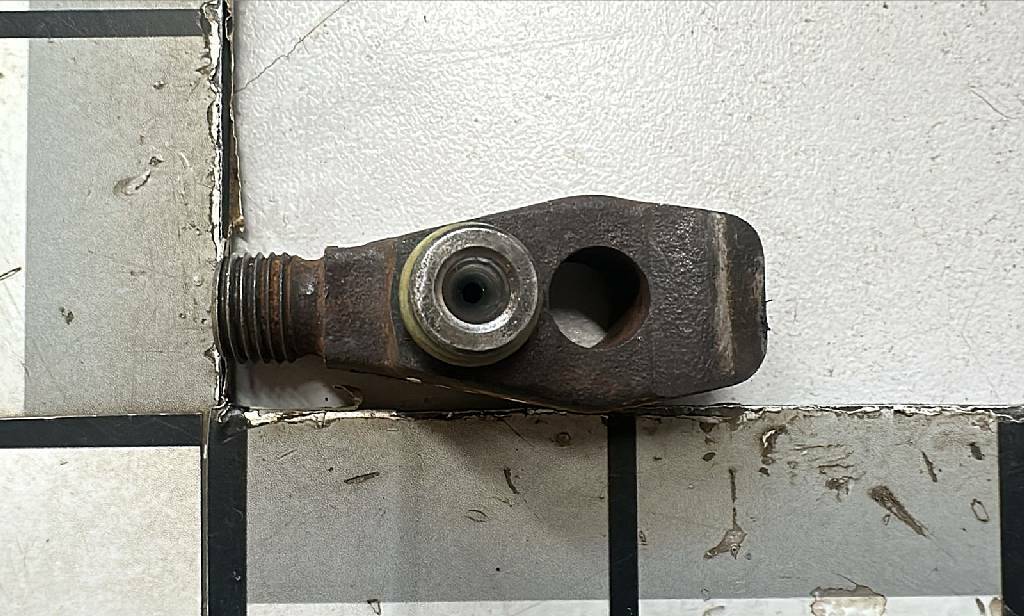 Крепление трубки топливной форсунки D2866 б/у