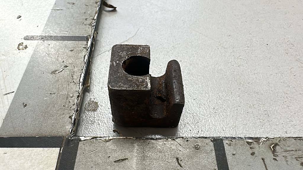 Фиксатор масляного поддона D2866 б/у