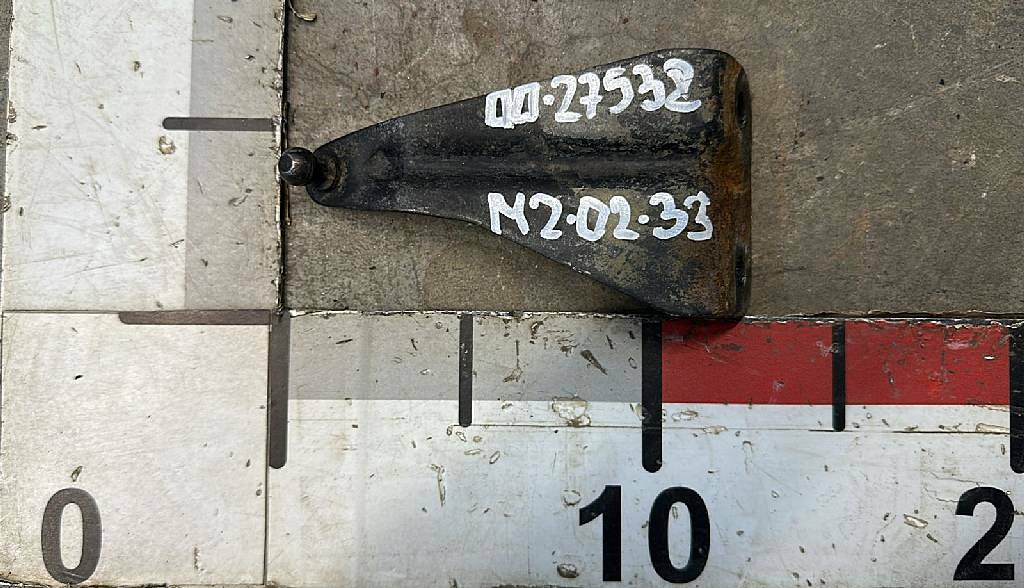 Кронштейн газлифта капота левый б/у