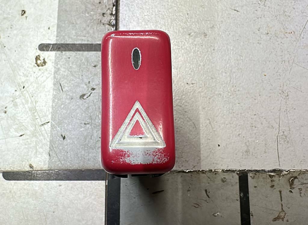 Клавиша аварийной сигнализации б/у