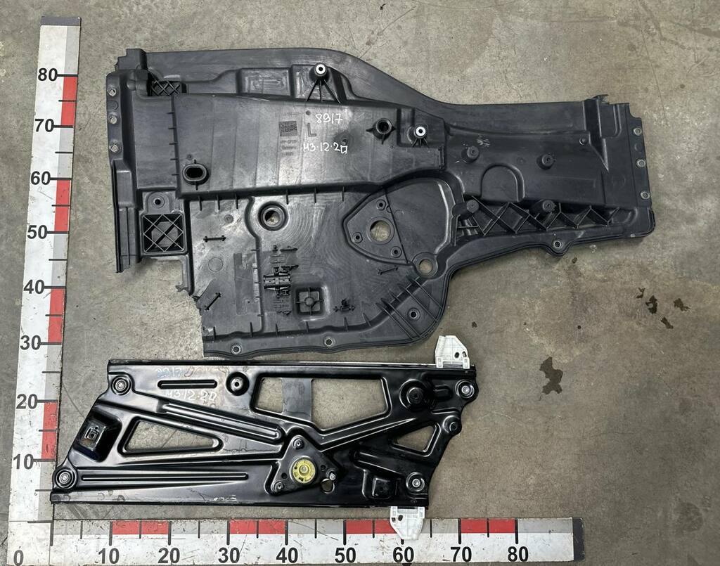 Кронштейн левого стеклоподъемника б/у