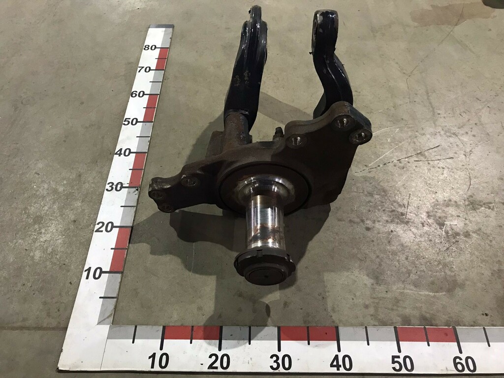 Кулак поворотный левый б/у