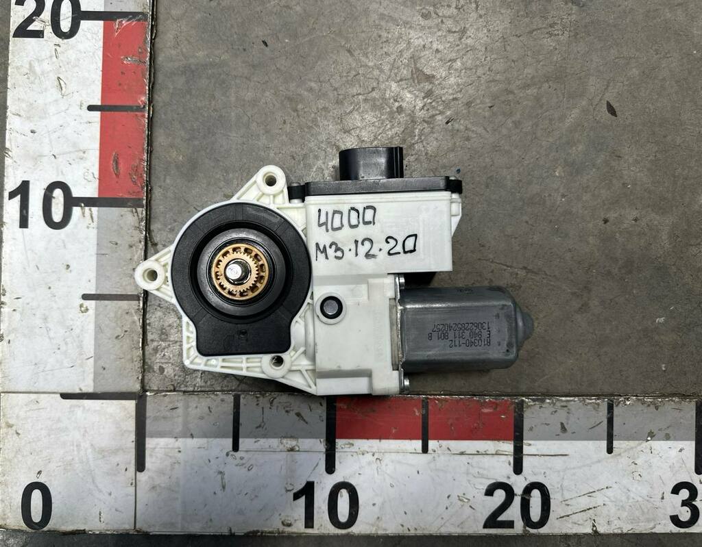 Моторчик левого стеклоподъемника б/у