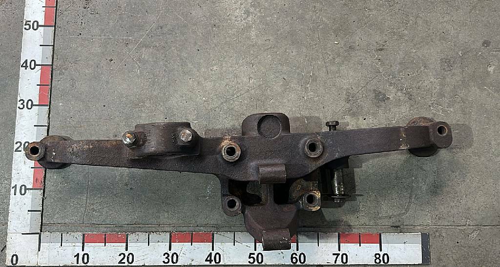 Кронштейн задних подушек подвески левый б/у