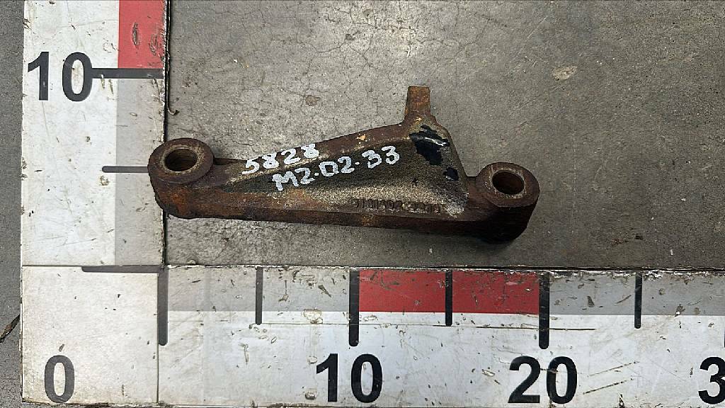 Кронштейн топливного насоса высокого давления D2866 б/у