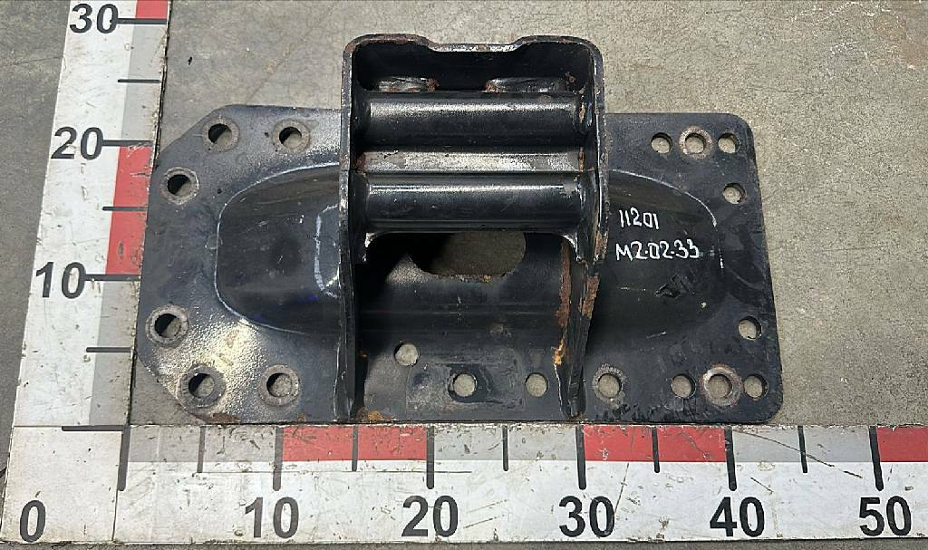 Кронштейн траверсы коробки передач правый б/у