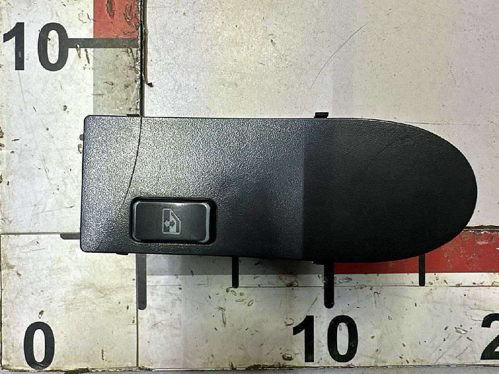 Клавиша правого стеклоподъемника б/у