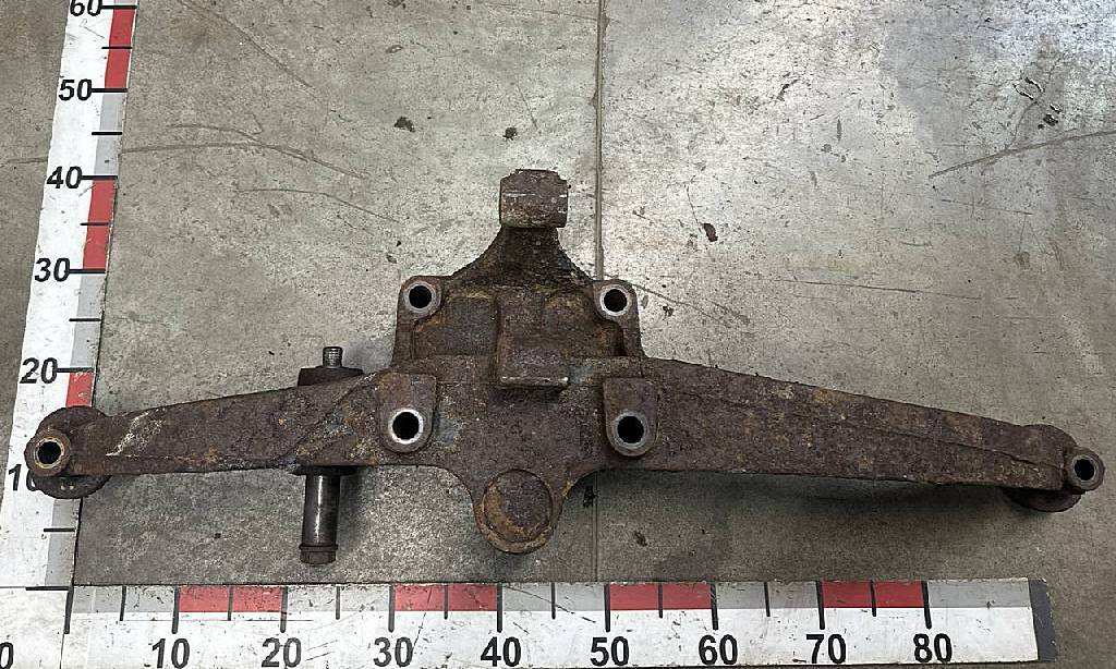 Кронштейн задних подушек подвески левый б/у