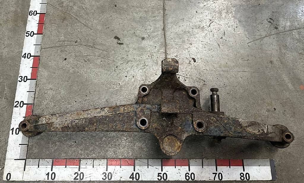 Кронштейн задних подушек подвески правый б/у