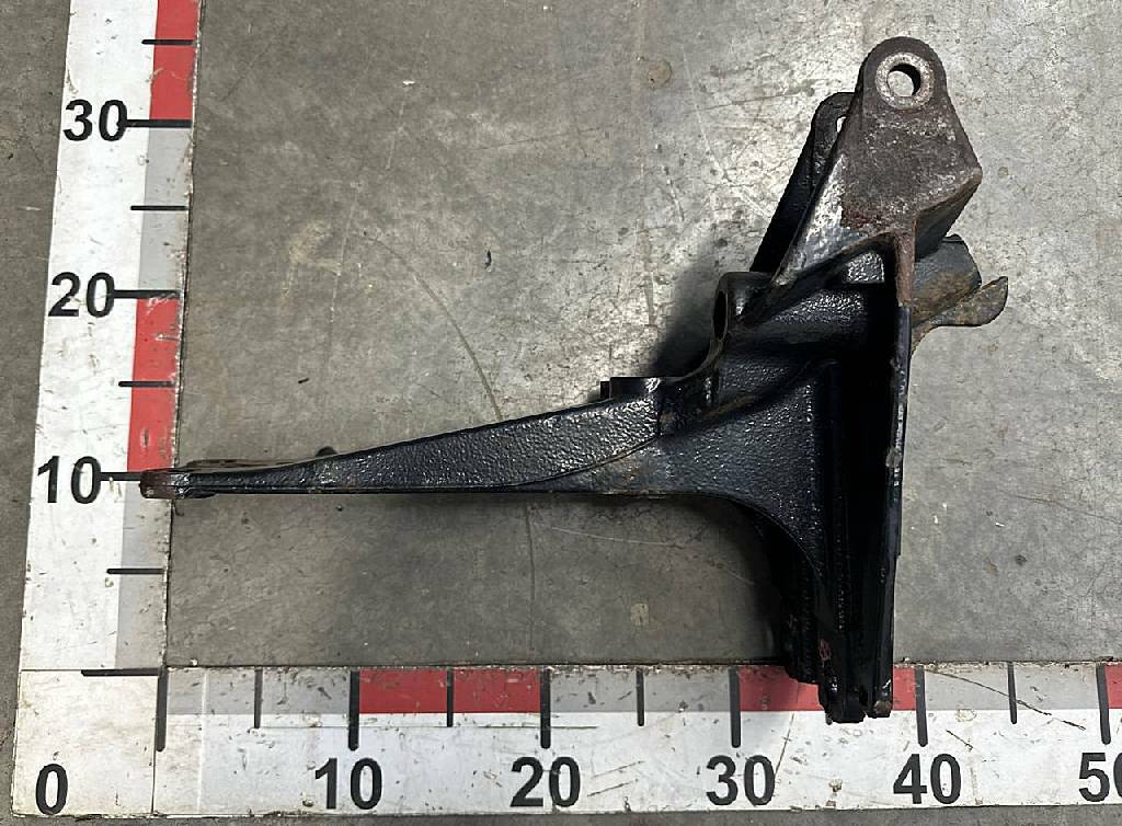 Кронштейн кабины передний левый б/у